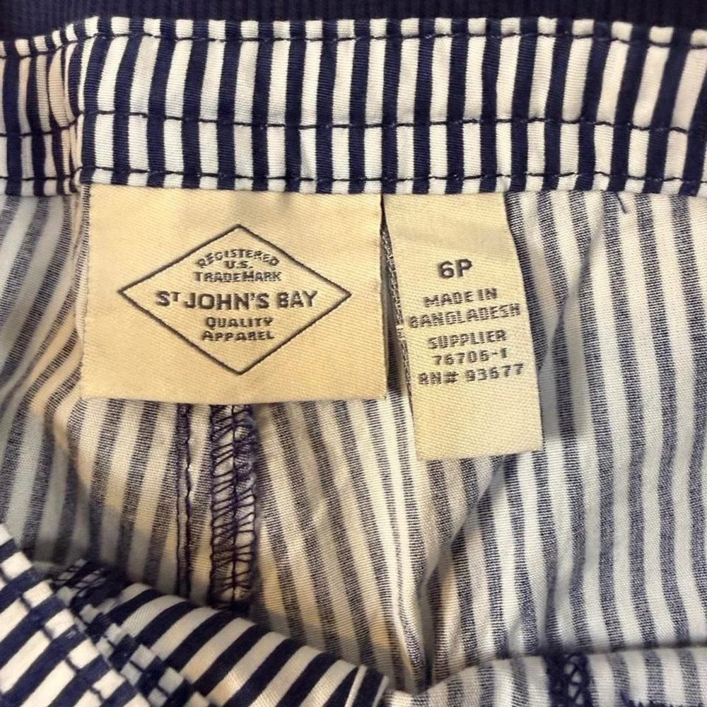 St. John's Bay white and navy vertical striped Bermuda shorts Sz 6P